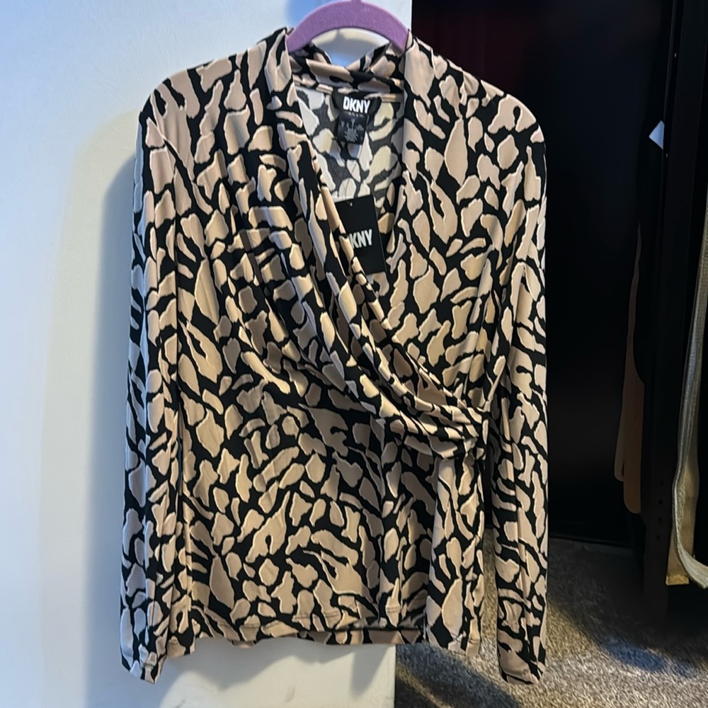 DKNY top. NWT. Soft stretchy material